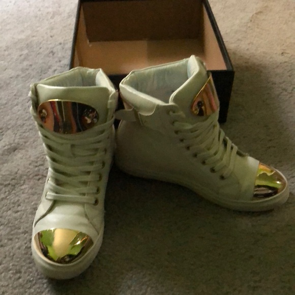 White sneakers with gold trimming - Picture 2 of 4